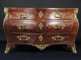 une commode ornée de motifs dorés