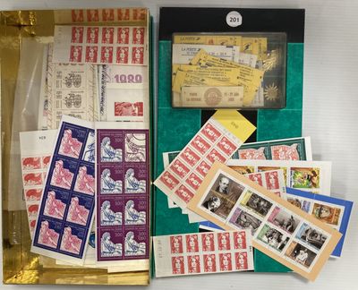 une boîte de timbres et des timbres exposés sur une table