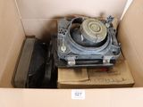 une boîte contenant un moteur et une boîte contenant un moteur