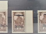 trois timbres différents sont exposés dans une vitrine