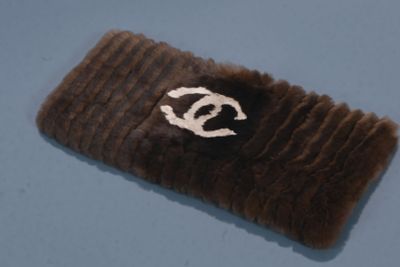 CHANEL Manchon en fourrure d'orylag brune, et écrue siglé CC…