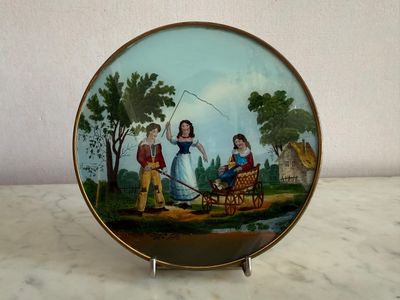 une assiette sur laquelle est représentée une famille