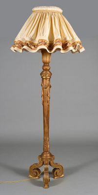 an image of a lamp that is sitting on a table