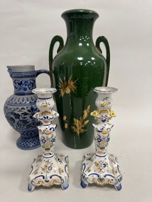 trois vases posés l'un à côté de l'autre sur une table