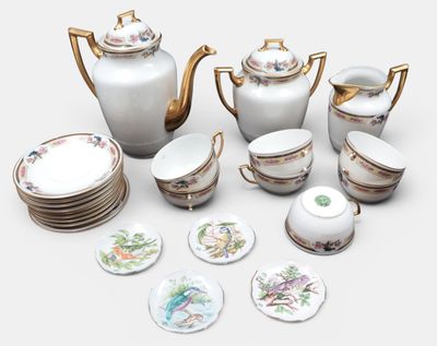 plusieurs assiettes et tasses et une théière sur la table