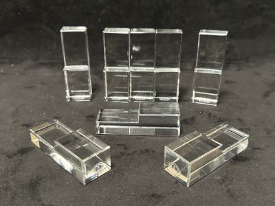quatre morceaux de verre acrylique transparent posés sur une table