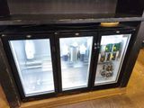 un réfrigérateur muni de deux portes vitrées qui sont ouvertes