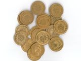 beaucoup de pièces d'or sur une surface blanche