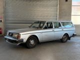 une voiture argentée garée dans un garage, à côté d'une porte de garage
