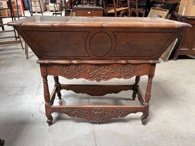 une table en bois avec un plateau sculpté dans un magasin