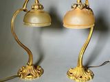 paire de lampes de table anciennes en laiton avec des abat-jours en verre opalisé