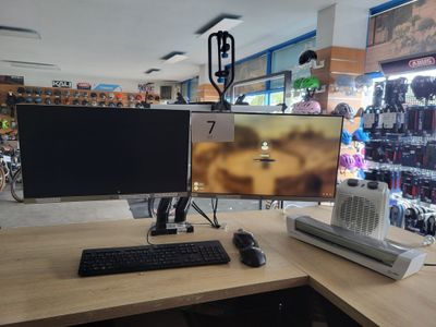 un bureau d'ordinateur équipé d'un écran et d'un clavier