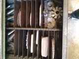 une armoire métallique contenant divers objets