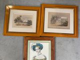 trois photos encadrées représentant une femme coiffée d'un chapeau et un homme coiffé d'un chapeau bleu