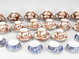 un grand nombre de tasses et de soucoupes sur une table