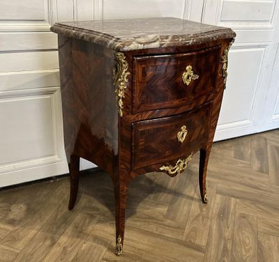 une image d'une commode en bois avec un plateau en marbre