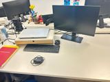 un bureau équipé de deux écrans et d'un clavier