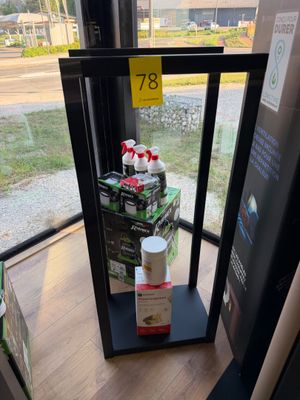 une vitrine remplie de boissons gazeuses