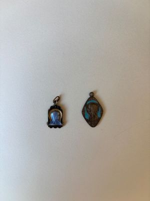 Lot de deux médailles religieuses en métal argenté et émail.