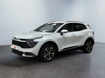 Le SUV blanc est garé dans une pièce au sol noir.