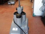 une machine posée sur le sol d'une pièce