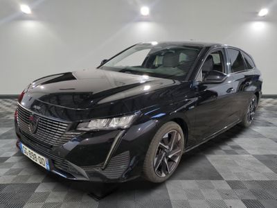 la photo d'une voiture noire garée dans une salle d'exposition