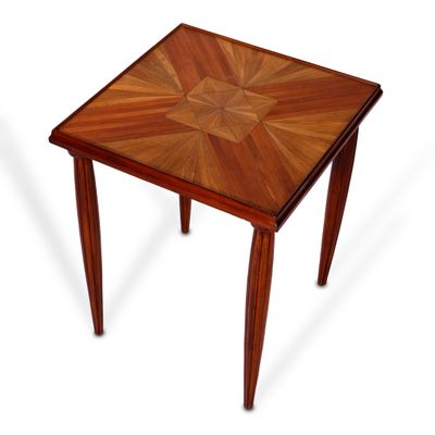 une image représentant une table en bois ornée d'un motif en forme d'étoile