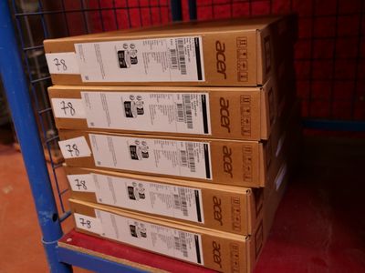 plusieurs boîtes sont empilées les unes sur les autres dans un carton