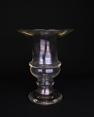 une image représentant un vase en verre sur fond noir