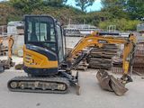 une petite excavatrice garée sur un terrain