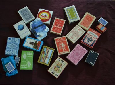 Lot de 14 jeux de 52/52 cartes récentes et rééditions ; on y…
