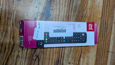 une boîte de télécommandes posée sur une table en bois
