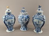 trois vases bleus et blancs posés les uns à côté des autres sur une table