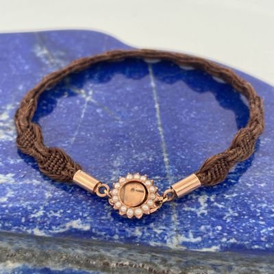 un gros plan d'un bracelet orné d'une fleur