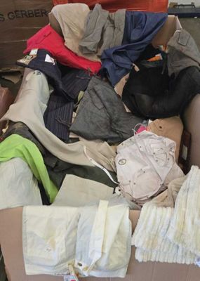 60 / LOT DE 125 kg DE VETEMENTS DE TAILLES ET MARQUES …