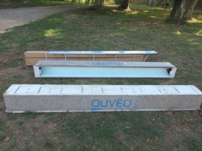 un banc en béton posé dans l'herbe