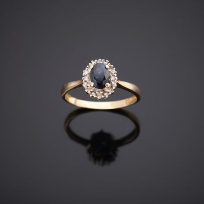 bague en or jaune avec saphir bleu et diamants