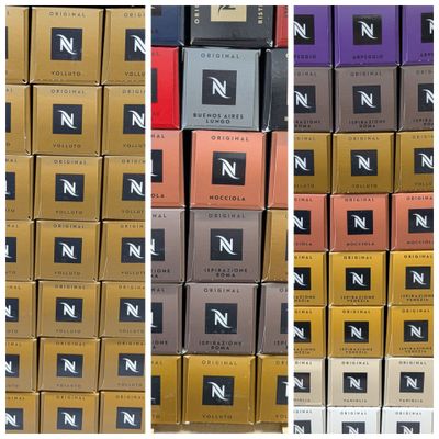 Plusieurs boîtes de chocolats sont empilées les unes sur les autres