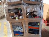 une pile de boîtes empilées les unes sur les autres