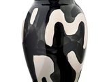 un vase noir et blanc orné d'un motif noir et blanc