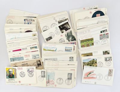 de nombreux types de timbres et d'enveloppes disposés sur une table