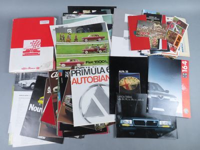 tout un tas de brochures automobiles posées sur la table