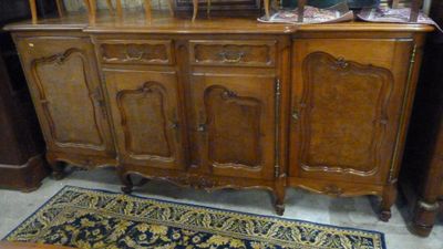 une grande armoire en bois surmontée d'un miroir