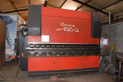 une photo d'une grande machine rouge dans un bâtiment