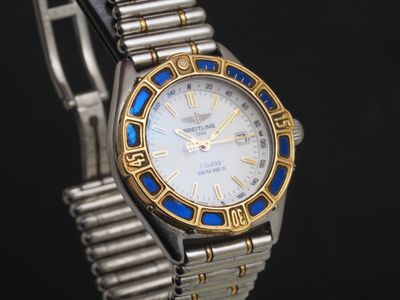 une montre en argent et en or rehaussée de touches de bleu