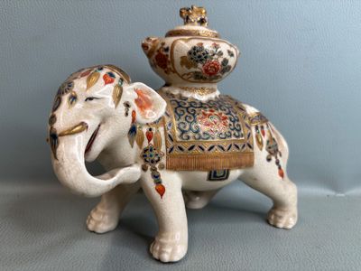 figurine en porcelaine représentant un éléphant coiffé d'une couronne