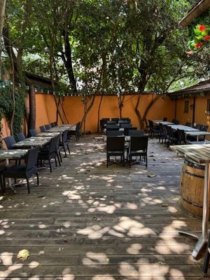 des tables et des chaises sur la terrasse d'un restaurant