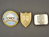 deux insignes sont posés l'un à côté de l'autre sur une table
