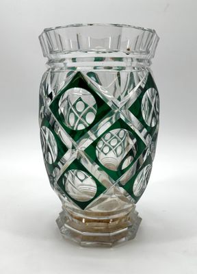 un vase en verre orné d'un motif vert et blanc