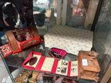 une vitrine en verre contenant divers objets